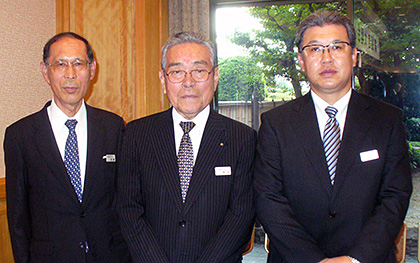 （左から）河倉常務、窪田社長、安川常務