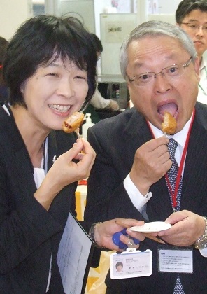 新井審議官（左）と伊藤会長