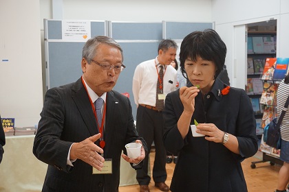 新井局長（右）に説明する伊藤会長