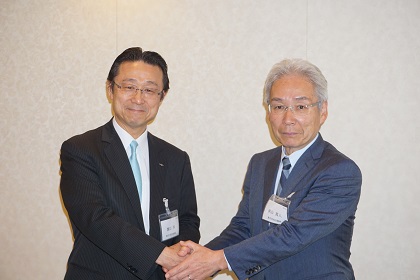 渡辺前会長（左）と秋山新会長