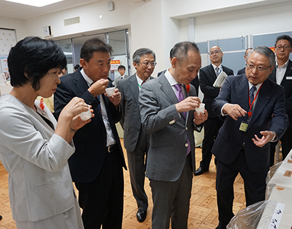 消費者の部屋　左から新井局長、道野審議官、木村専務、塩川局長、伊藤会長