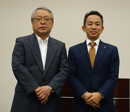 伊藤前会長（左）と大櫛新会長