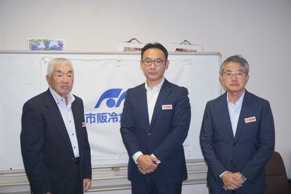 （左から）岡村顧問、齊藤会長、菅野副会長
