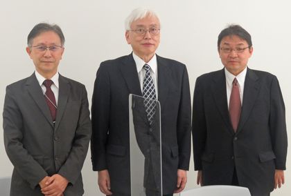 日本製粉の前鶴社長（中央）、大内専務（左）ニップン冷食宮田社長