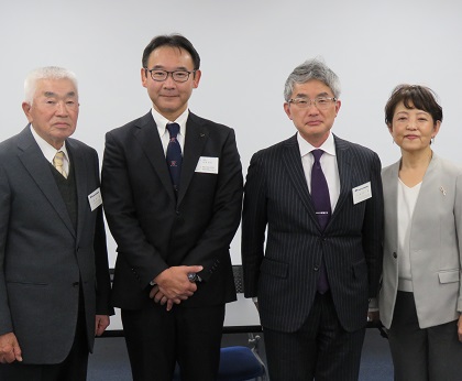 （左から）岡村顧問、齊藤会長、菅野副会長、三浦冷食協広報部長