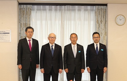 （左から）國分晃社長、國分勘兵衛会長、久世健吉会長、久世真也社長